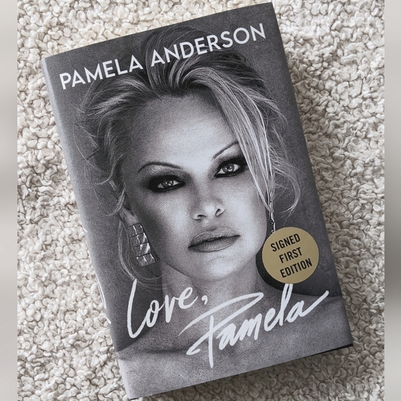 Love Pamela - Pamela Anderson SIGNED first edition - Picture 1 of 2